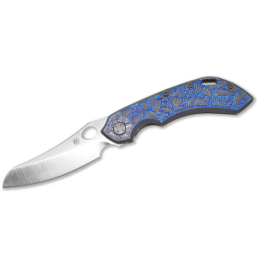 Olamic Wayfarer 247 – S90V Mouflon Blade (Flipper Delete, Isles Carving, Blue)