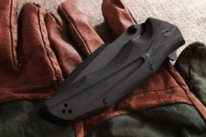 knife folded in the hand